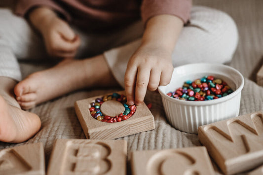 Alphabet Montessori en bois avec perles sensorielles