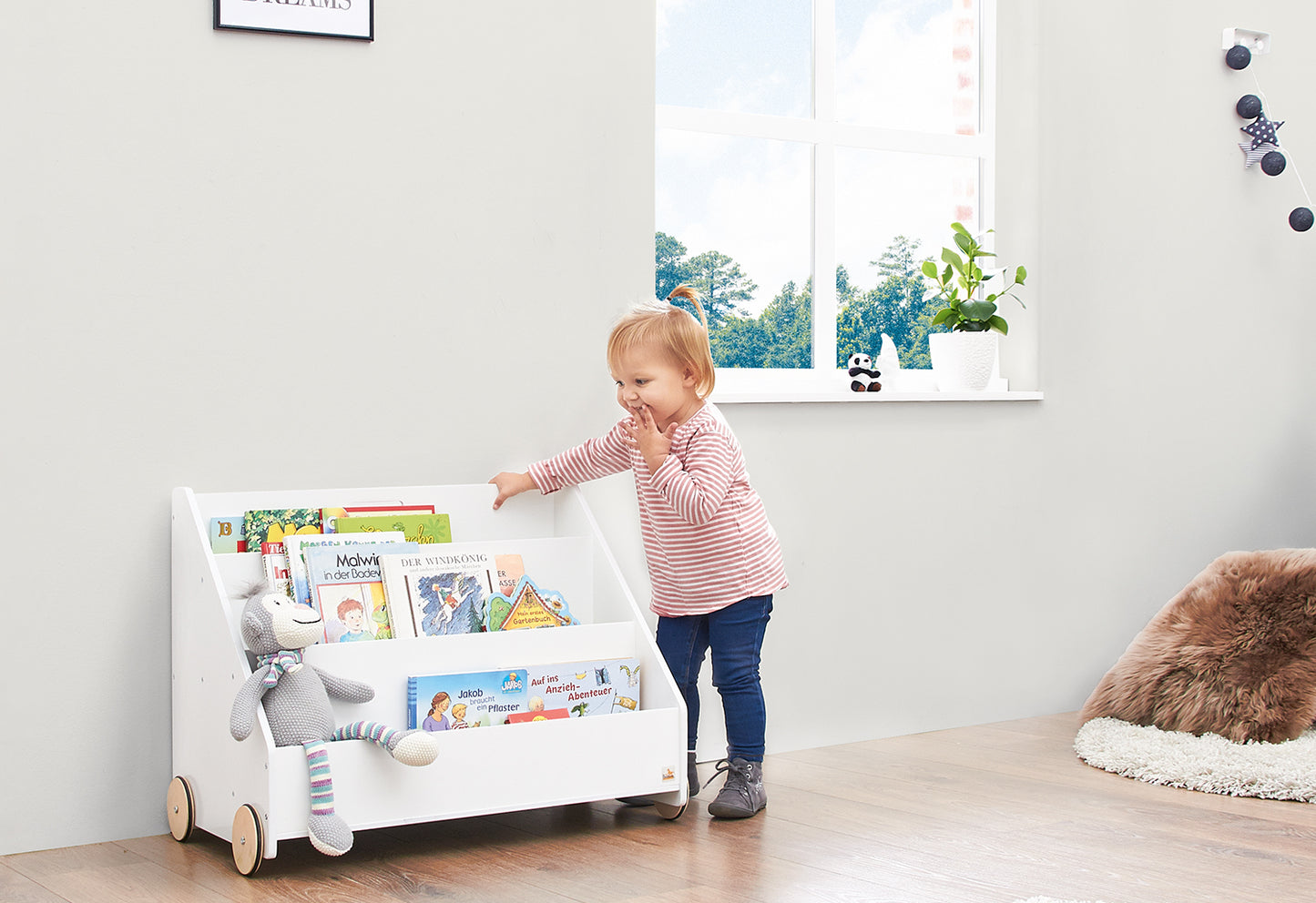 Bibliothèque Montessori sur roulettes "Lasse"