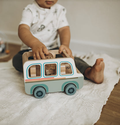 Bus en bois avec passagers ODEAS