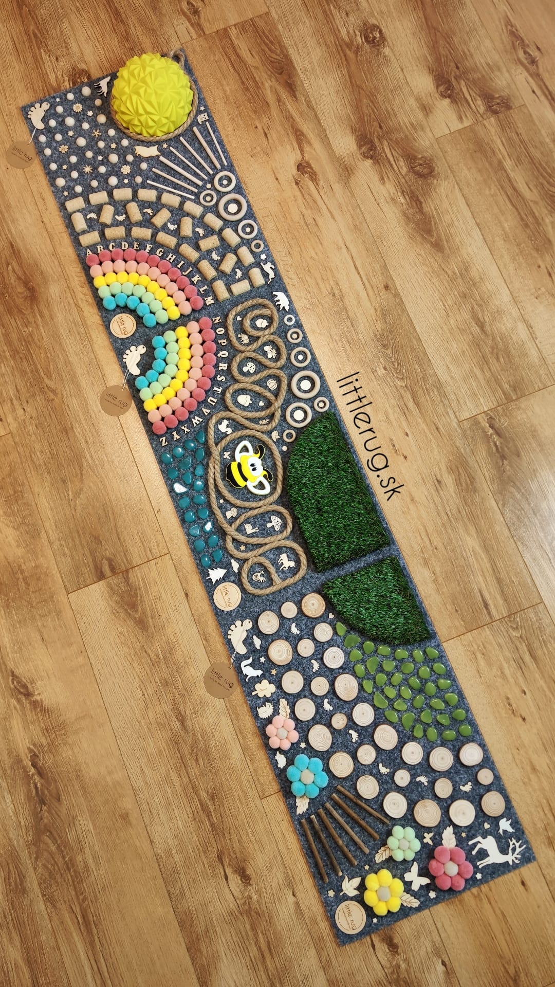 Tapis sensoriel "M" arc en ciel