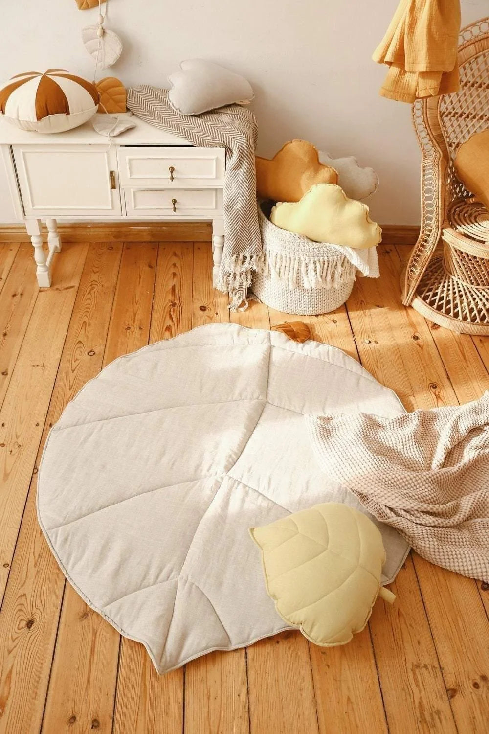 “Leaf” linen rug MOI MILI